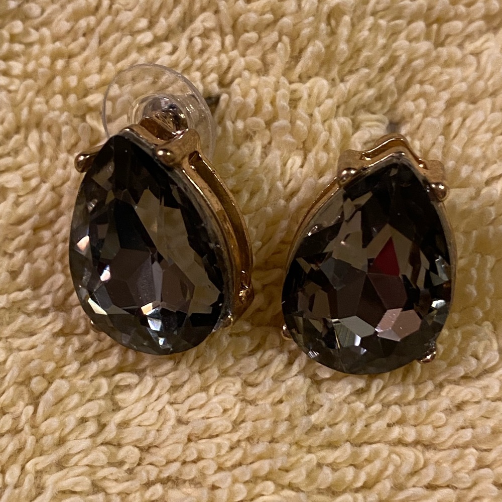 Fun teardrop earrings in gold setting